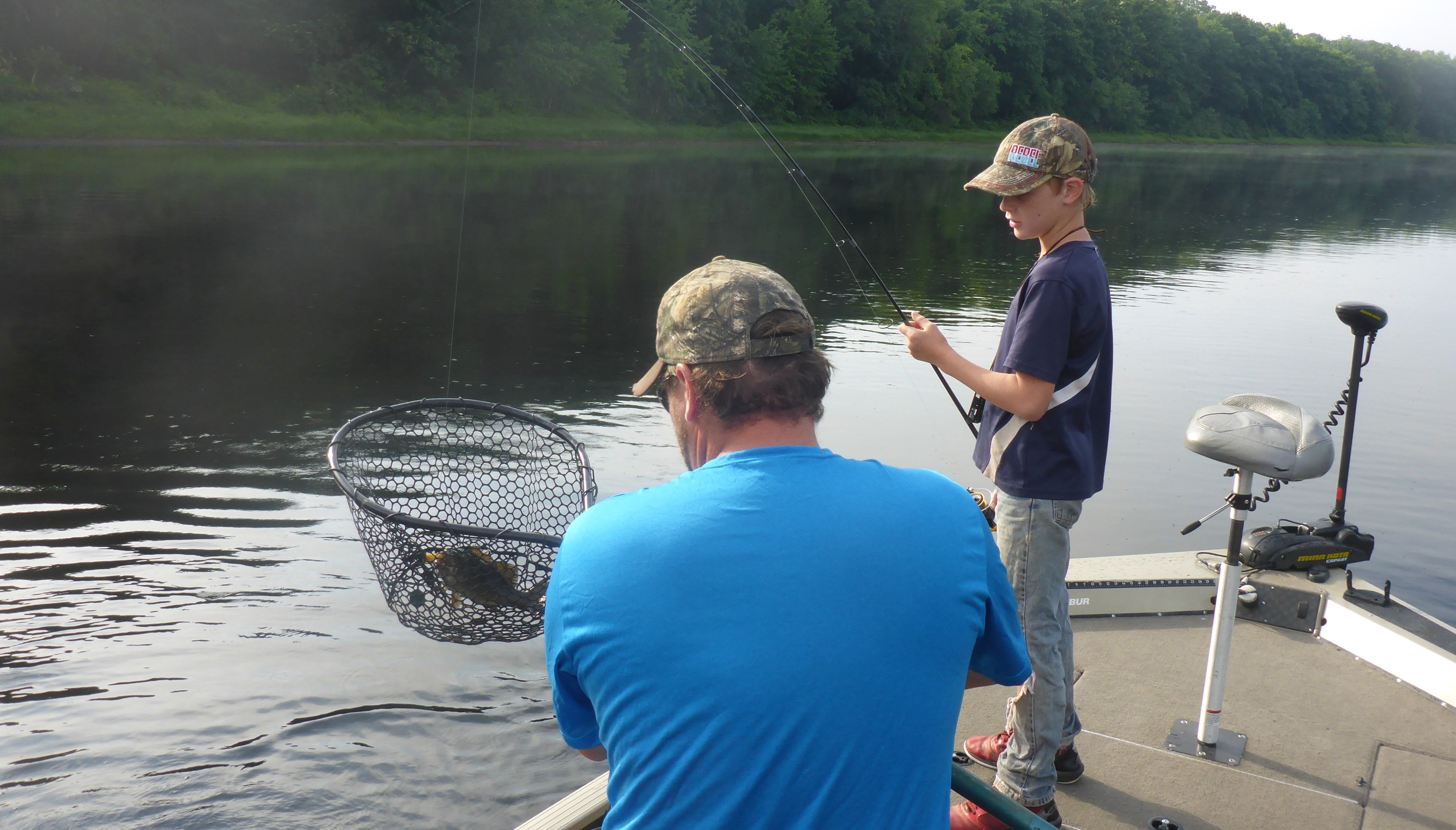 guide landing smallmouth bass